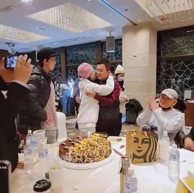 孫鵬（右二）和狄鶯相擁Kiss。狄鶯提供