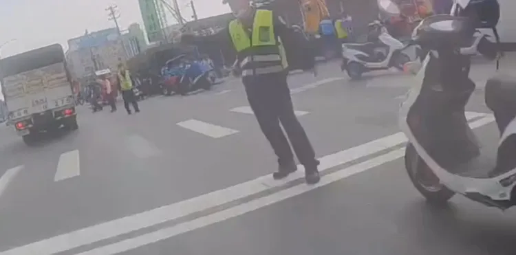 沒戴安全帽的機車騎士無視在路口指揮交通的警察與義交。翻攝自社會事新聞影音
