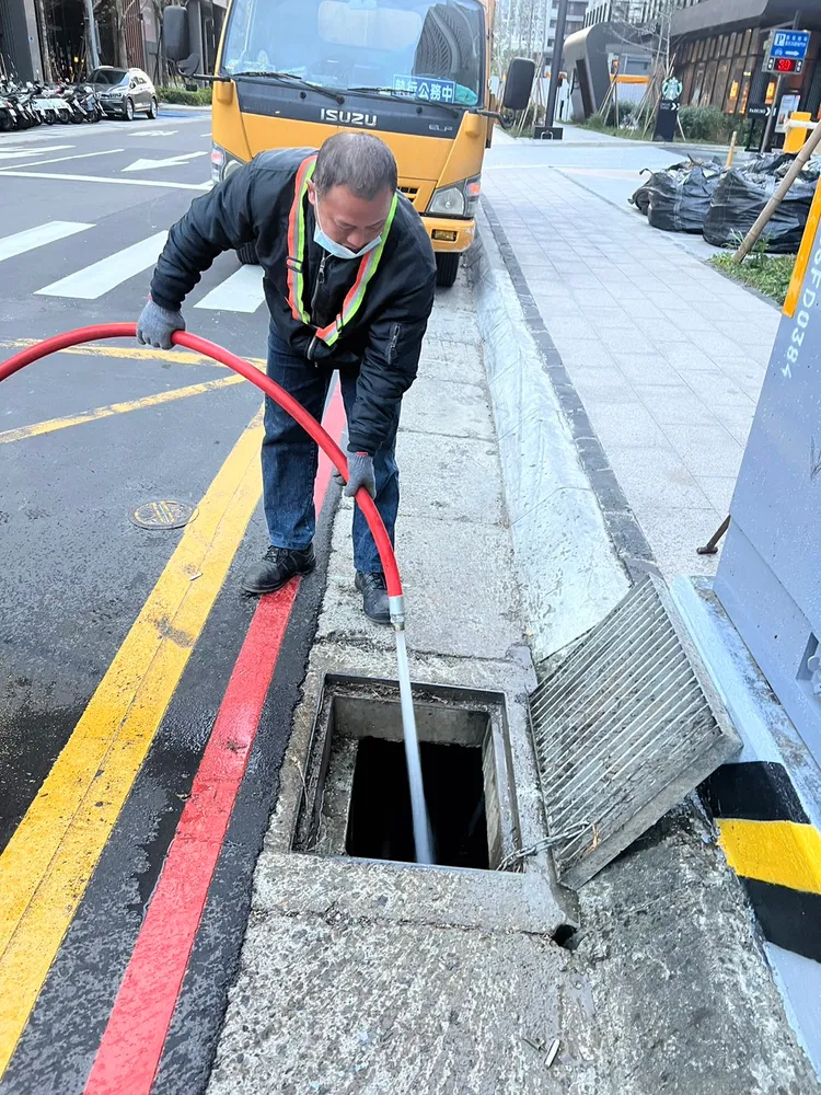 環保局派員清溝。新竹市環保局提供