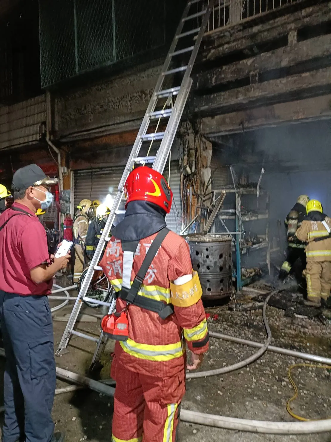 消防員到場架梯搶救受困民眾。民眾提供