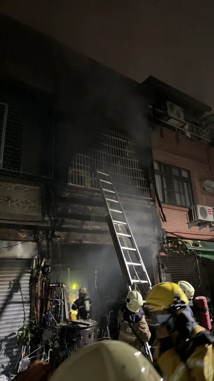 消防員到場時，濃煙已經竄出。民眾提供