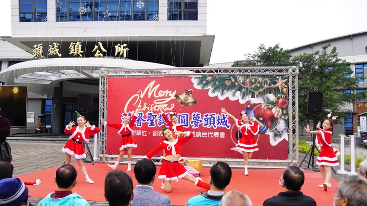 表演團體著聖誕服裝表演。宜蘭縣府提供