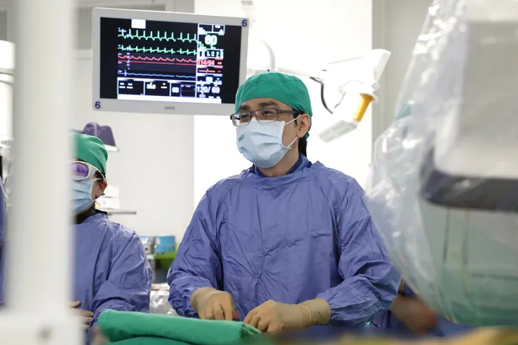 心臟內科陳郁志主任利用心導管技術，將無縫線瓣膜金屬導絲沿著金屬導絲送入主動脈與心臟，再將支架精準的置放於瓣膜交接處。慈濟提供