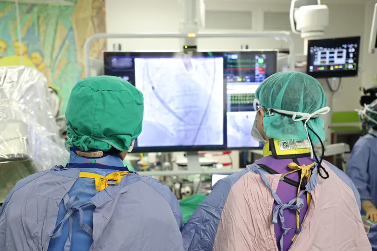高階整合型手術室內建的影像檢查系統，能夠在術中提供即時透視影像，達到更精準的手術治療，讓心臟內外科團隊能夠同時進行、順利完成TAVI手術。慈濟提供
