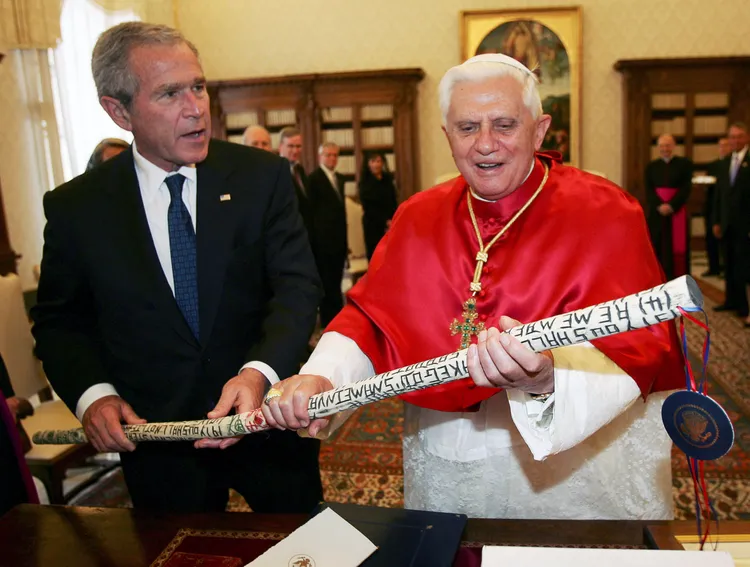 美國總統布希2007年訪問梵蒂岡，送給教宗一支由遊民雕刻的枴杖。路透社