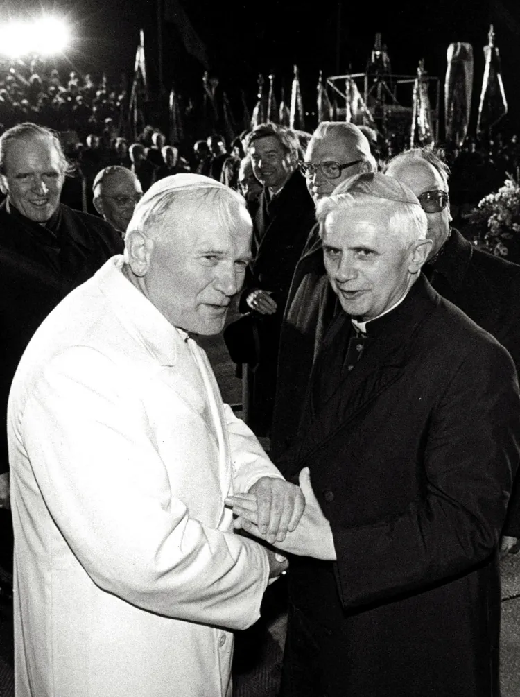 本篤曾是教宗若望保祿二世(左)的教義部長，在若望保祿過世後獲選為繼任教宗。路透社