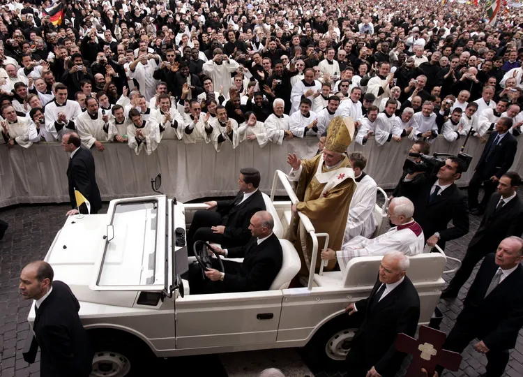 本篤任教宗時搭乘特製專車接受民眾歡迎。路透社