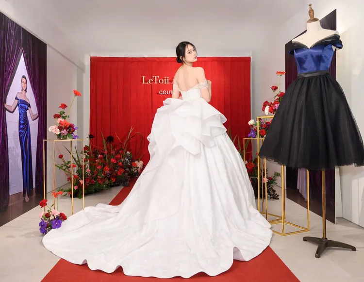 訂製婚紗系列以Moonlight Croon月下曲命名，以輕柔的白紗、光澤的白緞為主要面料，輔以繁複的疊紗，層層堆疊出不同輪廓的優雅華服。品牌提供