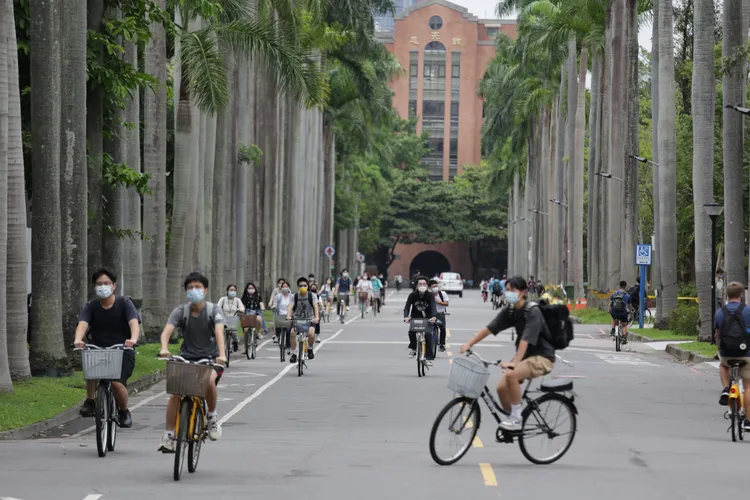 倪衍玄認為，現行醫學系教育若要執行「5+1」恐有難度。示意圖，翁玉信攝