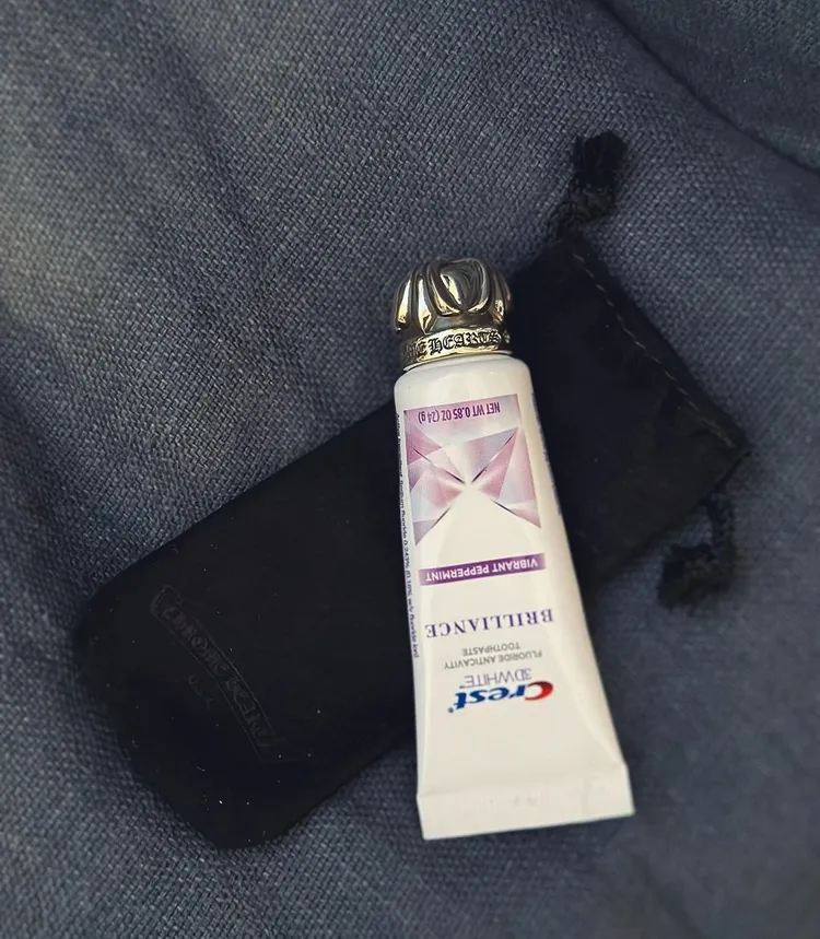 孫芸芸曬出的洛杉磯奢華銀飾品牌Chrome Hearts銀質牙膏蓋，在二手市場上也有破萬元的身價。翻攝aimeeyunyunsun IG