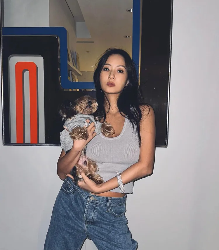孫芸芸抱起小狗依舊可以擺出氣勢十足的時尚pose，秀出玲瓏有緻的身材曲線，更有人在她發文下幽默控訴「姊又壞壞了」。翻攝aimeeyunyunsun IG