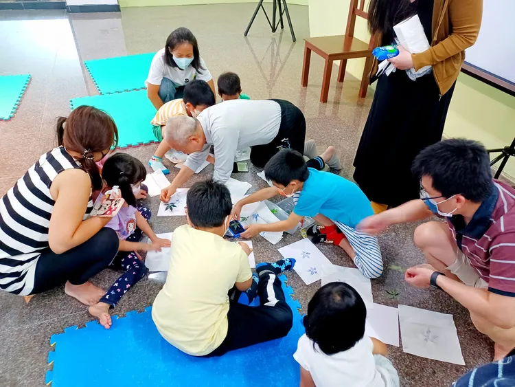 游永福帶領大朋友小朋友一起拓印埔薑仔樹葉。文化局提供