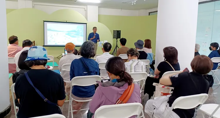 施百俊創作《穿越時空遇見湯姆生》。文化局提供