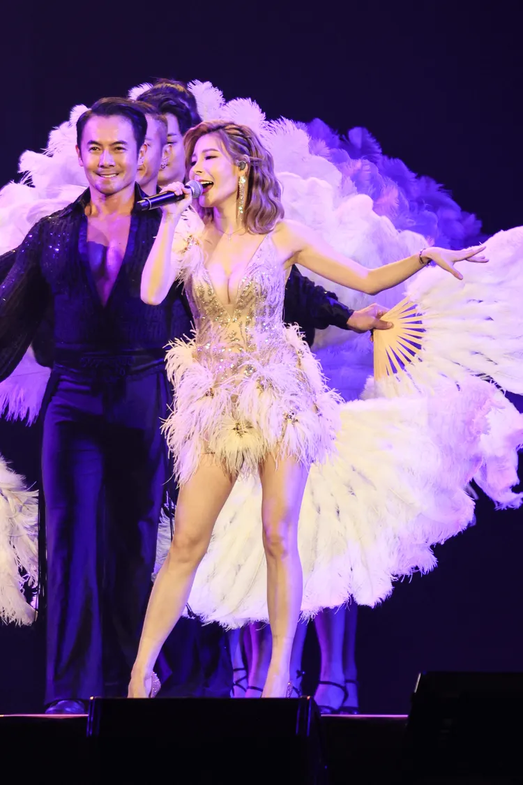 孟慶而演唱《憂愁的牡丹》、《鴛鴦酒杯》。鄭孟晃攝