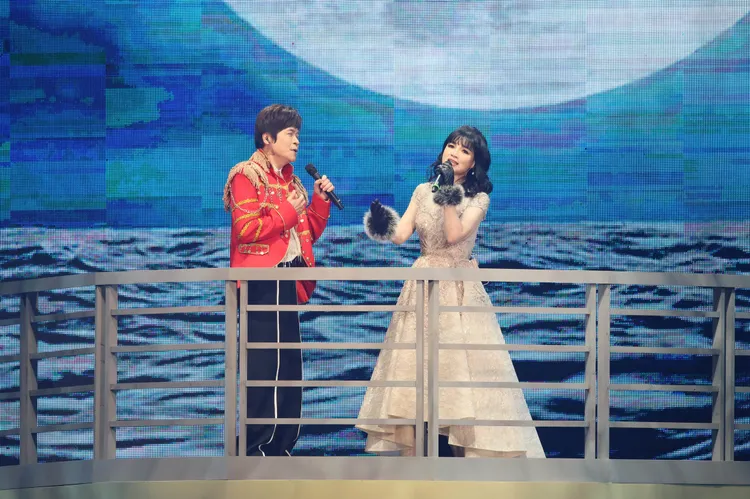 洪榮宏與談詩玲在舞台上對唱。鄭孟晃攝