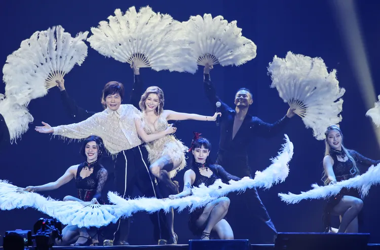 洪榮宏跟孟慶載歌載舞。鄭孟晃攝