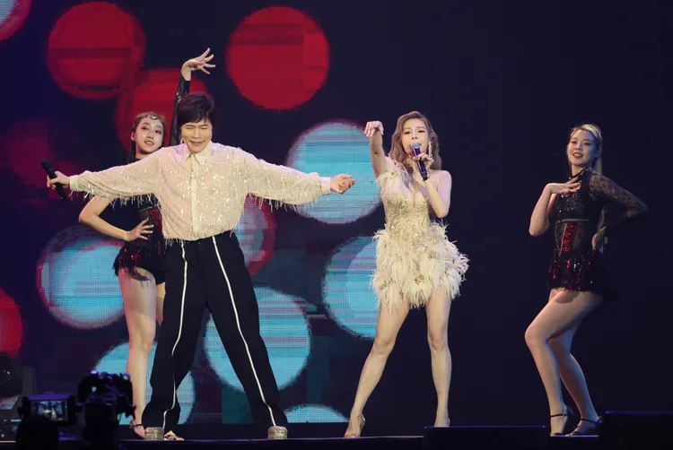 洪榮宏與孟慶而在台上熱舞。鄭孟晃攝