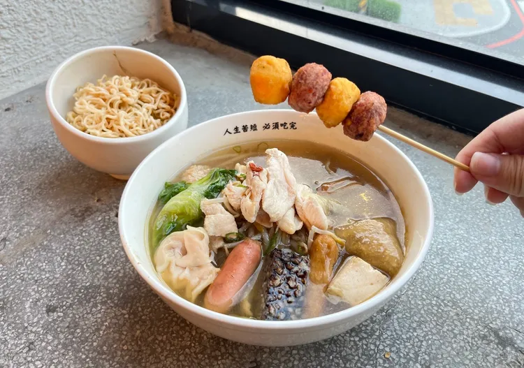 於繼光香香雞旗艦店指定時間消費任一經典滷味套餐，即贈「甜心地瓜球乙份」。業者提供