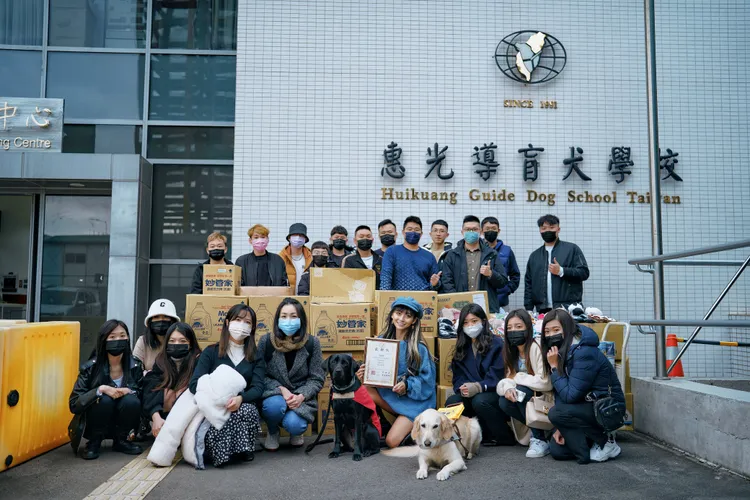 祈錦鈅與志工們一起合照留念。本人提供