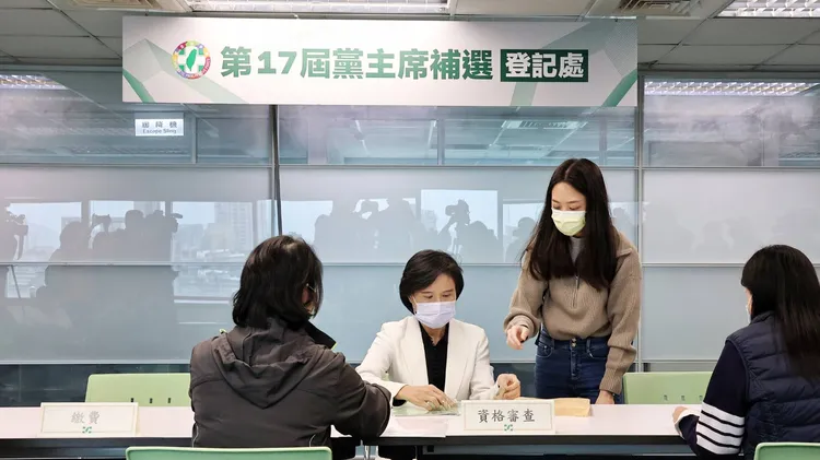 鄭麗君14日代替賴清德前往民進黨中央登記參選黨魁。葉志明攝