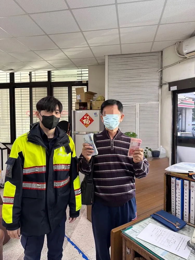警方連絡上遺失92800元教友奉獻金的向姓男子歸還。警方提供