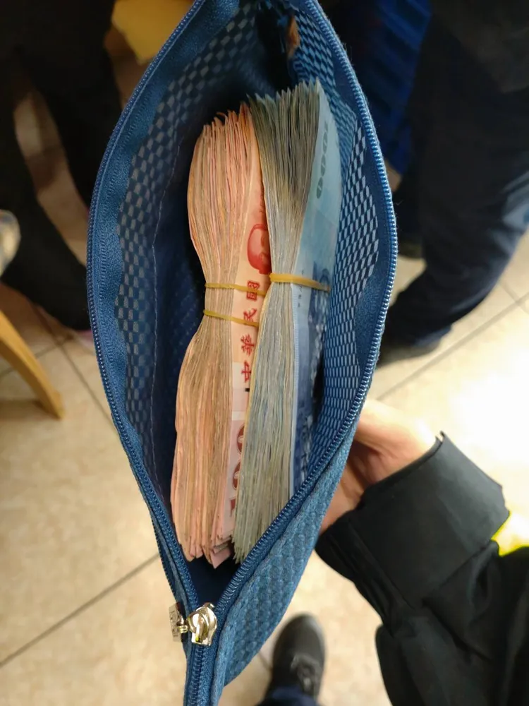 裝有92800元教友奉獻金的夾鍊包，遺留在水果行內。警方提供