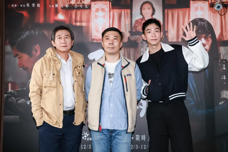 王可元（右起）和導演吳旻炫、陳文彬今天出席新片首映會。趙世平攝