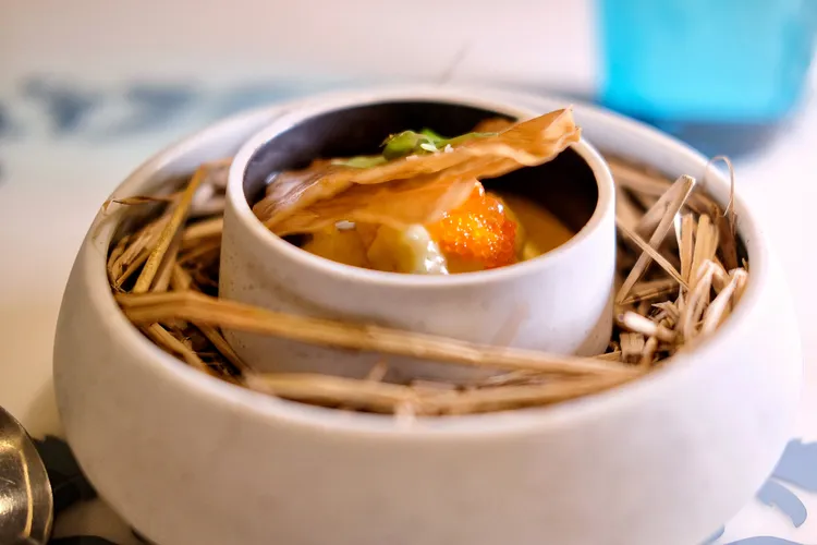 「馬鈴薯/沙巴雍/魚卵/碳烤鯖魚」的上頭是薄脆的春捲皮，底下有飛魚卵、鮭魚卵、馬鈴薯與沙巴雍醬汁等。葉盛耀攝