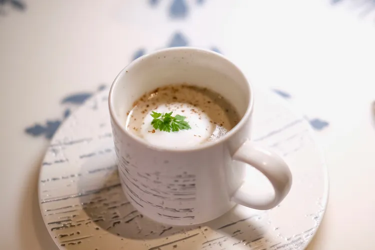 以馬克杯裝盛的「野菇濃湯/咖啡豆」，質地香醇濃厚，滿是蕈菇的香韻。葉盛耀攝