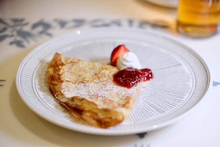 套餐甜點以「布列塔尼可麗餅/草莓」展演，看似簡樸卻甜美宜人，很有法式經典風情。葉盛耀攝