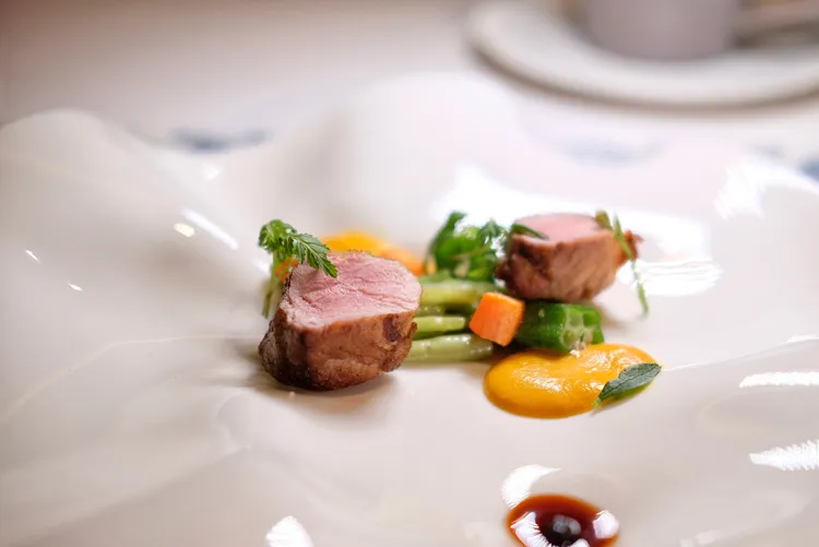 「巴萊豬/杜松子/焦糖紅蘿蔔」特別挑選巴萊豬的老鼠肉部位，柔軟無油脂，佐配雞汁、紅蘿蔔泥，更襯出香甜。葉盛耀攝