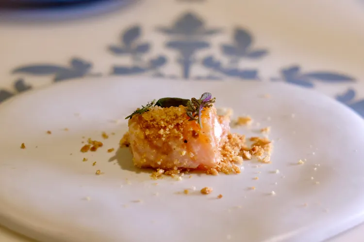 開胃小點「鮭魚/大葉田香/奶油乳酪/吐司」裡的大葉田香雖然份量微小，卻帶出獨特氣味，有畫龍點睛之效果。葉盛耀攝