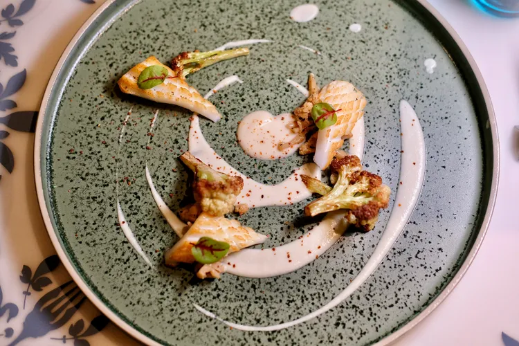 「白花椰泥/白花干/炸白花/軟絲」裡有鮮甜的軟絲，並表現花椰菜的三態，包含蔬菜泥、花椰菜乾、炸花椰菜花。葉盛耀攝