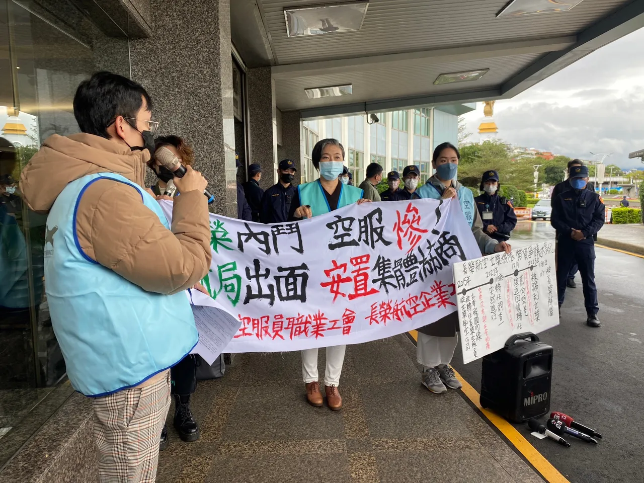 長榮高層內鬥殃及員工 逾百名空服員突收 轉任問卷 工會怒 當皮球踢來踢去