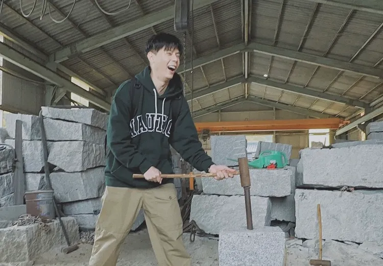 柯朋宇到北木島體驗切石。光與澈音樂提供