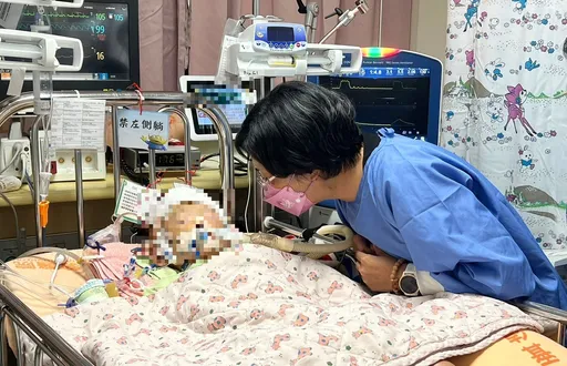 奇迹!受虐3岁童「全身体无完肤」抢救1个月 终于张眼自主呼吸