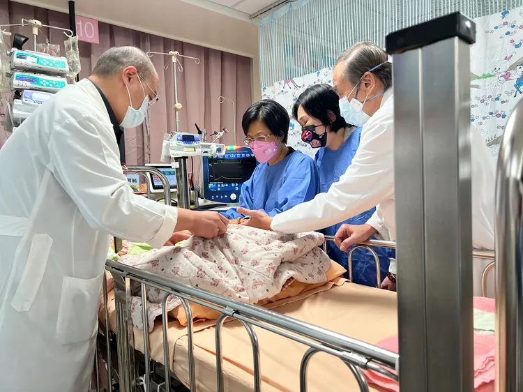 醫療團隊與眾人集氣盼奇蹟降臨男童身上。資料照片