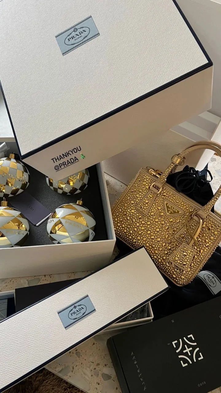 義大利精品PRADA為孫芸芸準備的彩球掛飾,以及1只於December Issue系列中推出的Galleria手提肩背包。翻攝aimeeyunyunsun IG
