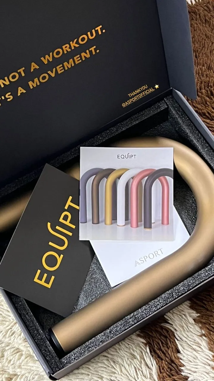 孫芸芸收到運動精品選物店ASPORT禮物中的神祕柱狀物,原來是一款U型運動輔具。翻攝aimeeyunyunsun IG
