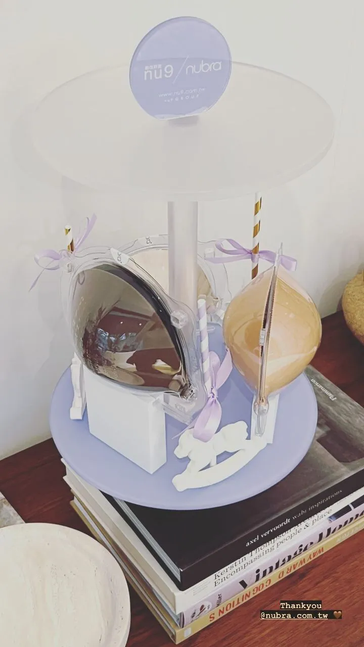 被包裝成旋轉木馬模樣的NuBra隱形內衣，也在孫芸芸收到的禮物之列。翻攝aimeeyunyunsun IG