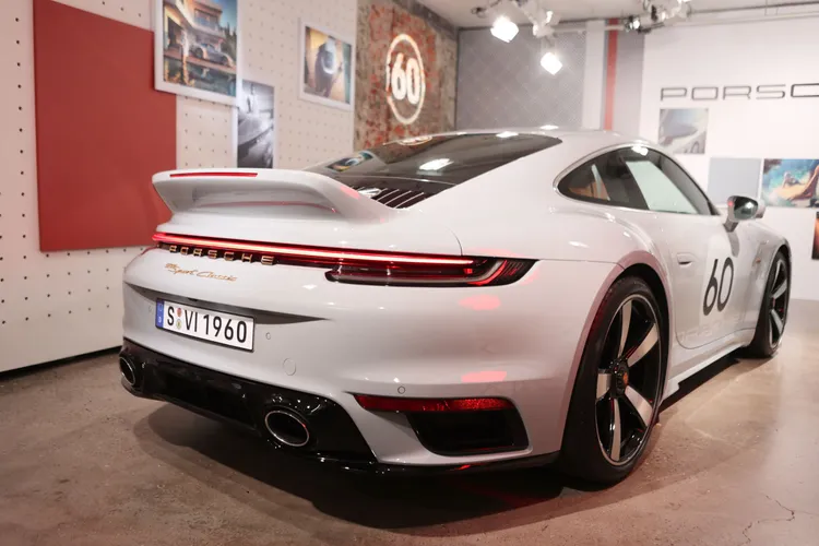 小鴨尾與飽滿豐臀實在迷人。翁玉信攝