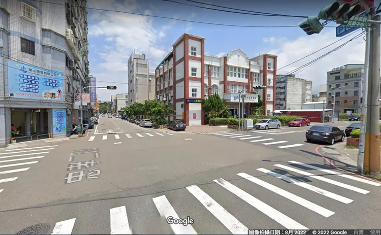 鍾姓父子在頭份市忠孝一路與忠孝二路口撿到手機。翻攝Google map