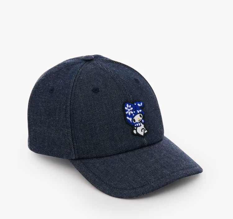 Chloé MyMelody農曆年限定聯名棒球帽深丹寧色款，1萬800元。品牌提供