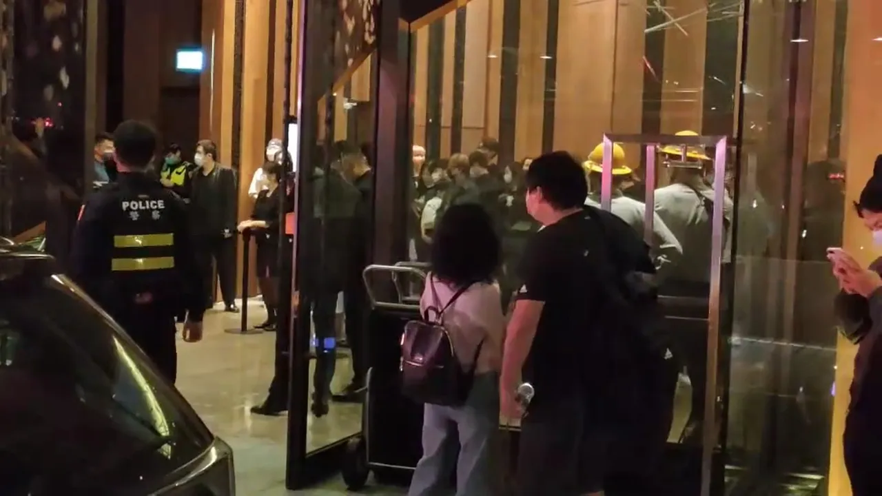 大批民眾疏散至一樓。翻攝畫面