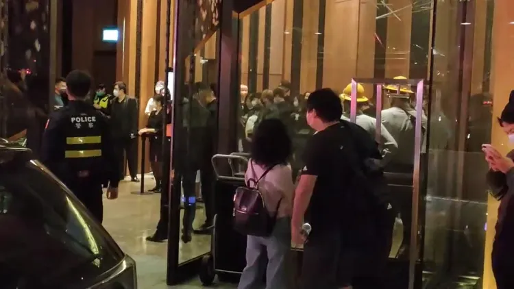 大批民眾疏散至一樓。翻攝畫面