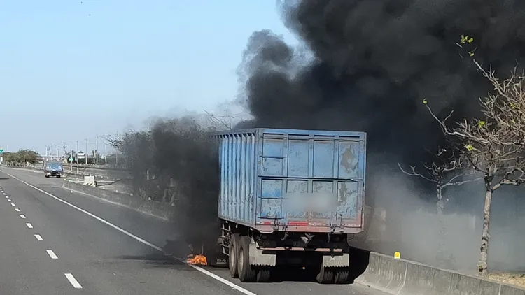 大貨車行經西濱口湖北上路段發生火燒車。取自記者爆料網