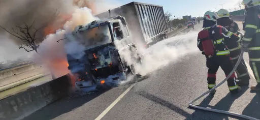 西濱不平靜!雲林口湖段火燒車 大貨車頭付之一炬