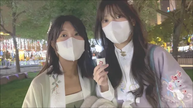 從三重來的陳小姐(右)，與朋友相約穿古裝來拍照，沒想到卻意外地與現場燈光搭配。陸運陞攝