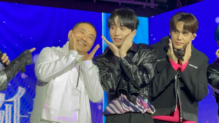 侯友宜大方的跟五堅情做出雙手捧臉的動作。陸運陞攝