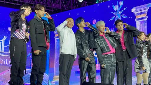 新北歡樂耶誕城正式點燈　7萬人朝聖！侯友宜與五堅情俏皮合照